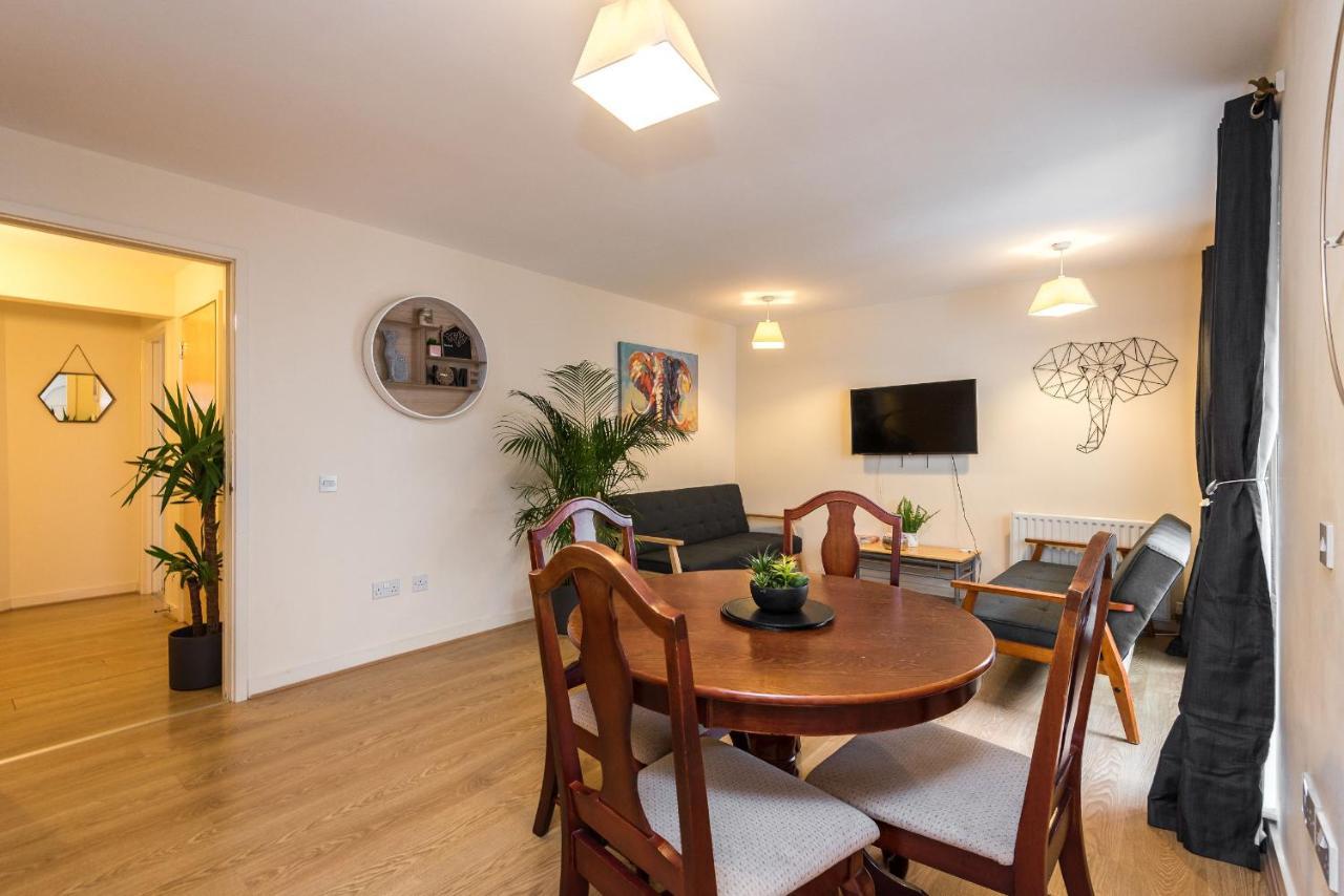 Elegant 2 Bedroom City Centre Apartment - Free Parking - Private Balcony — Photos 2