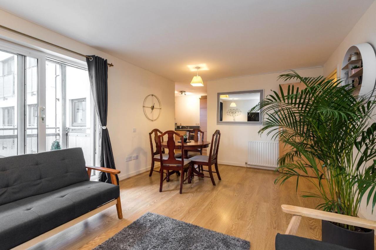 Elegant 2 Bedroom City Centre Apartment - Free Parking - Private Balcony — Photos 3