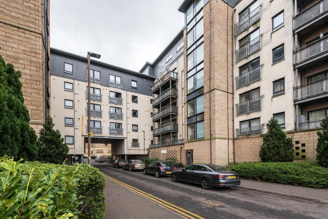 Elegant 2 Bedroom City Centre Apartment - Free Parking - Private Balcony, Edinburgh